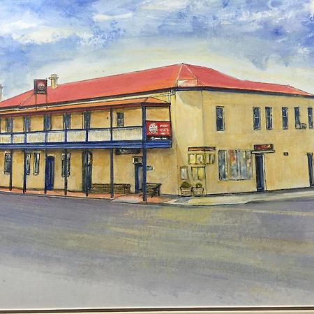 Crown Inn Hotel Kingston Se Екстериор снимка