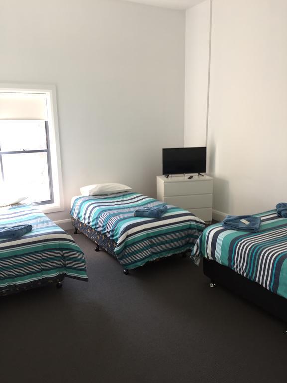 Crown Inn Hotel Kingston Se Екстериор снимка